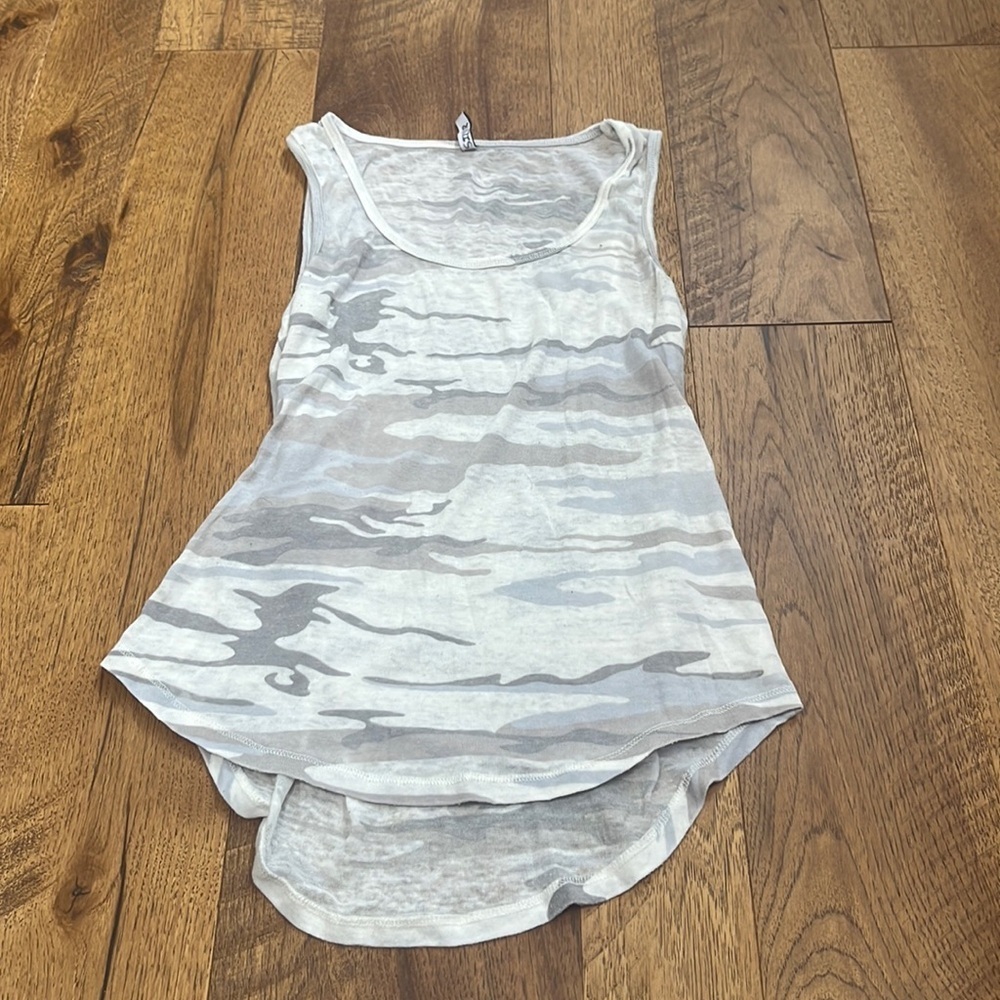Z Supply Woman’s Camo Tank Size S